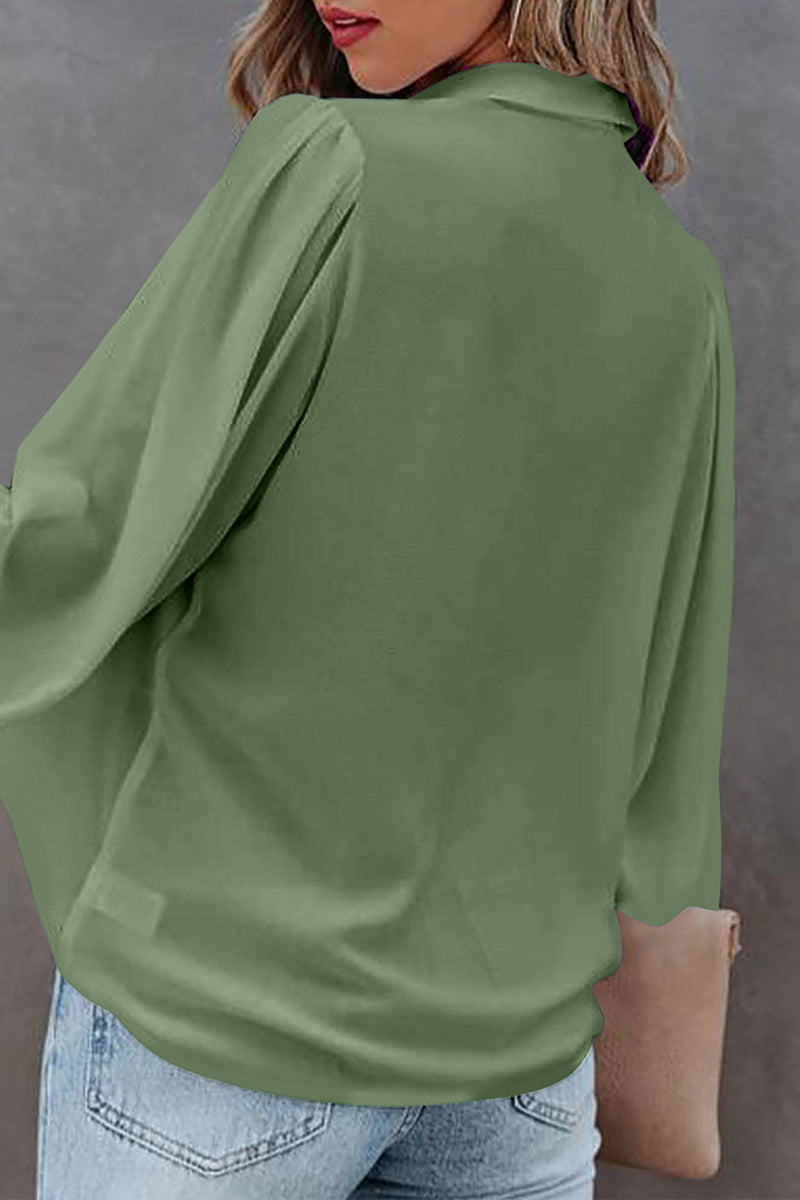 Blusa informal sencilla con botones lisos y cuello vuelto