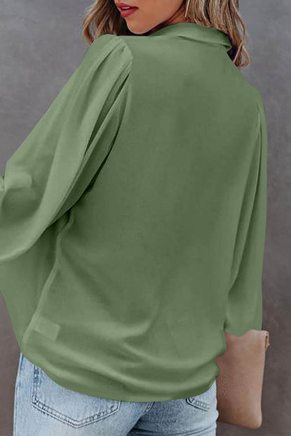 Blusa informal sencilla con botones lisos y cuello vuelto