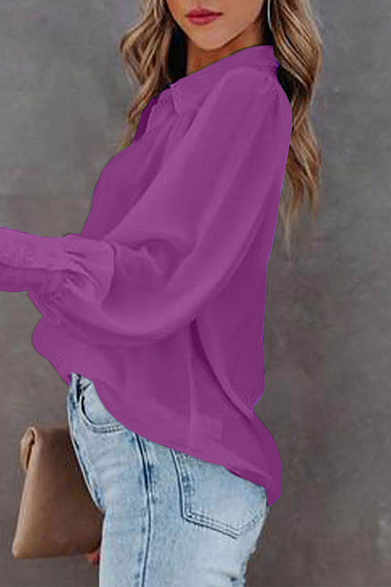 Blusa informal sencilla con botones lisos y cuello vuelto