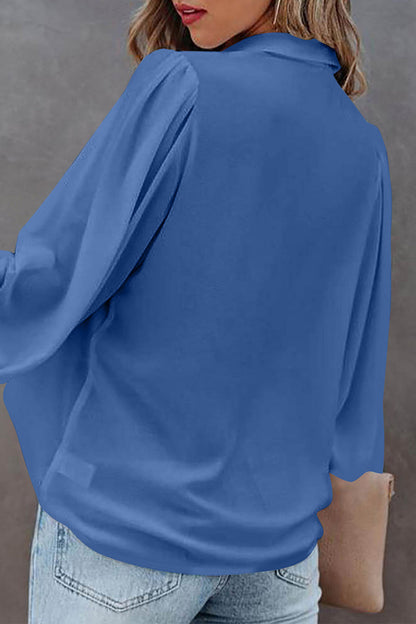 Blusa informal sencilla con botones lisos y cuello vuelto