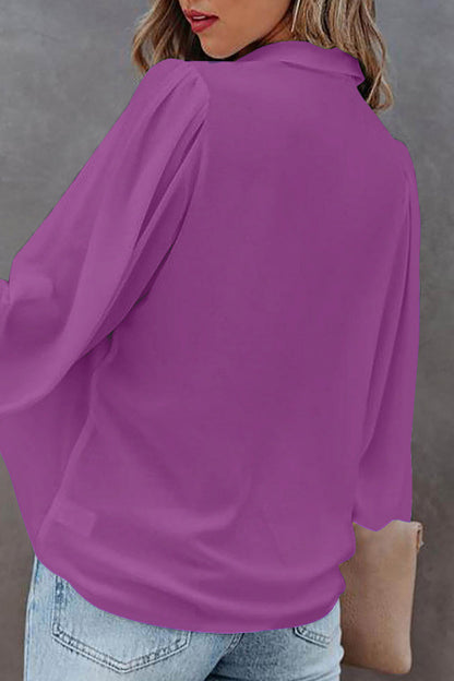 Blusa informal sencilla con botones lisos y cuello vuelto