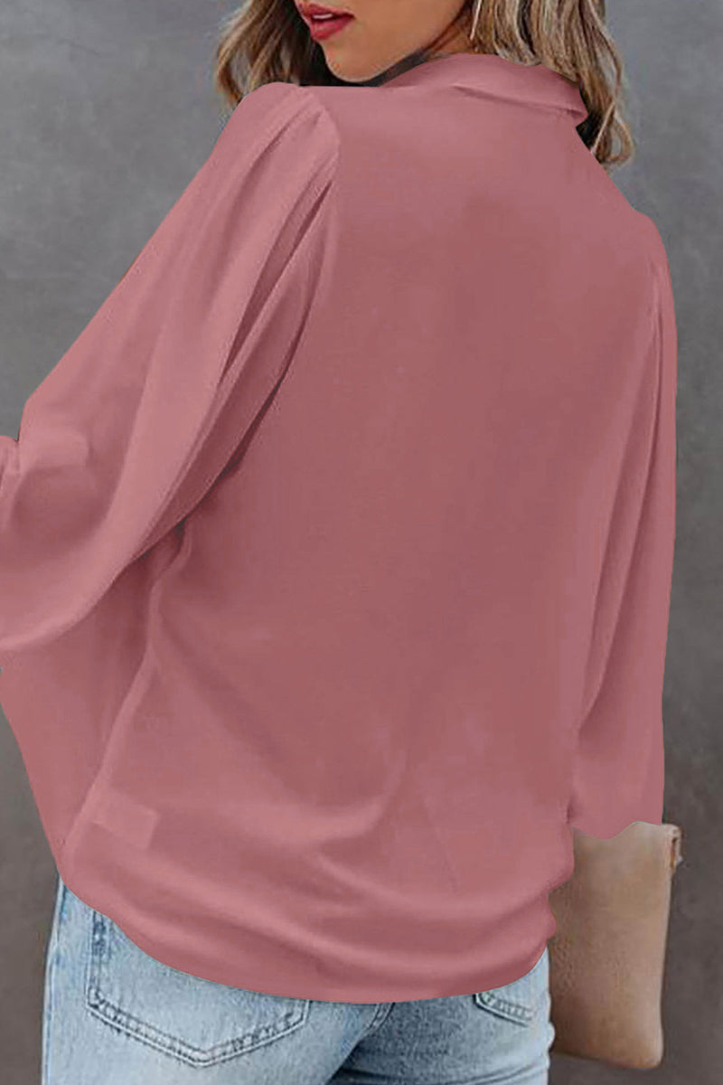 Blusa informal sencilla con botones lisos y cuello vuelto