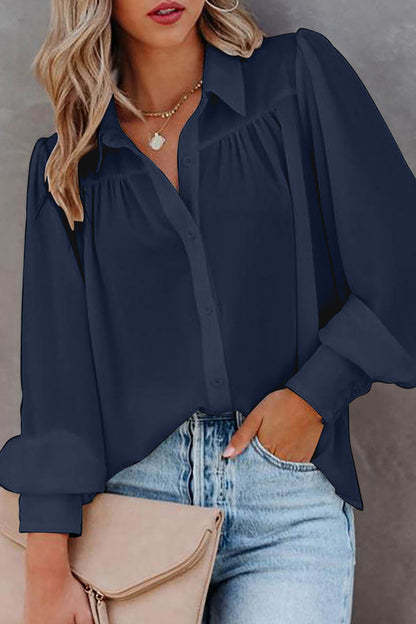 Blusa informal sencilla con botones lisos y cuello vuelto