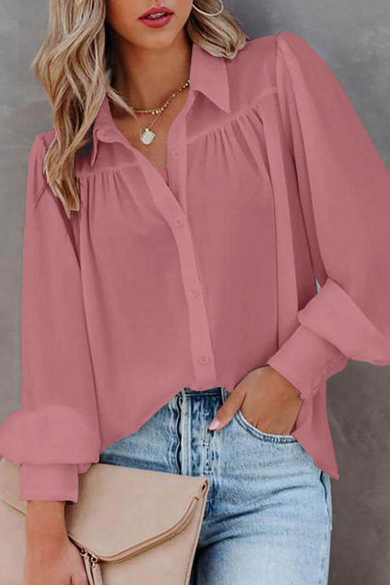 Blusa informal sencilla con botones lisos y cuello vuelto