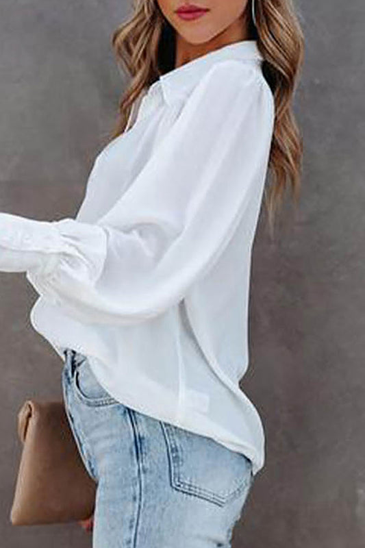 Blusa informal sencilla con botones lisos y cuello vuelto
