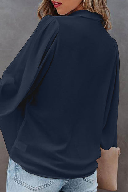 Blusa informal sencilla con botones lisos y cuello vuelto