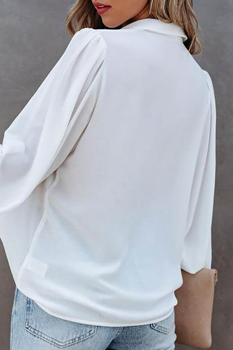 Blusa informal sencilla con botones lisos y cuello vuelto