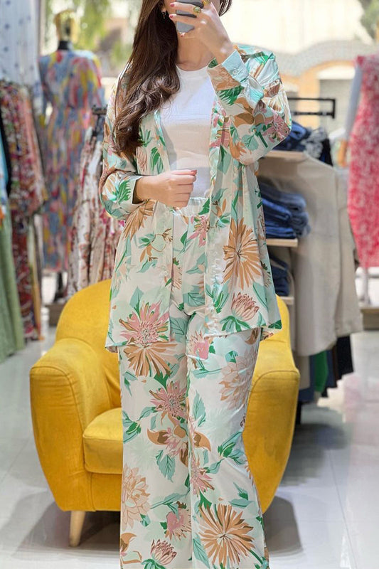 Conjunto informal de dos piezas con cuello vuelto, manga larga y botones en el bolsillo y estampado floral.