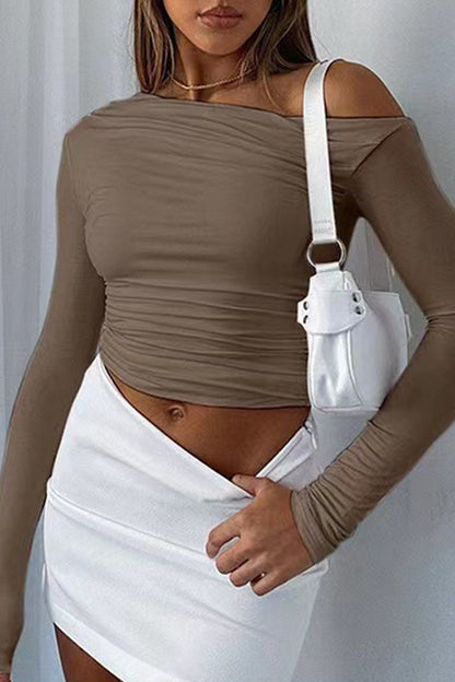 Tops casuales de cuello oblicuo con pliegues sólidos y simplicidad