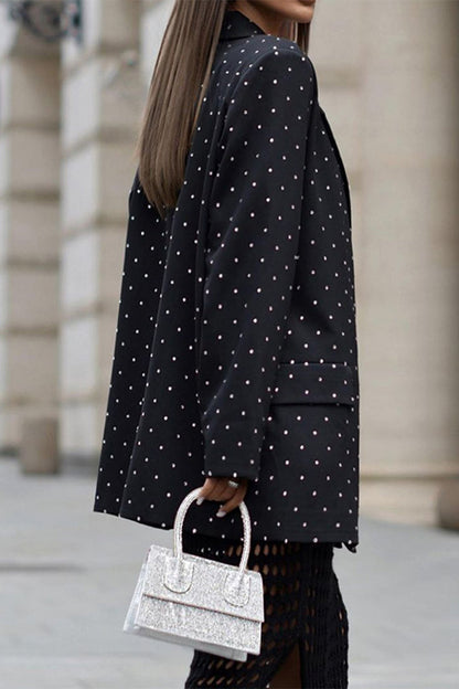 Prenda exterior de estilo británico con lunares, cinturón y cuello vuelto