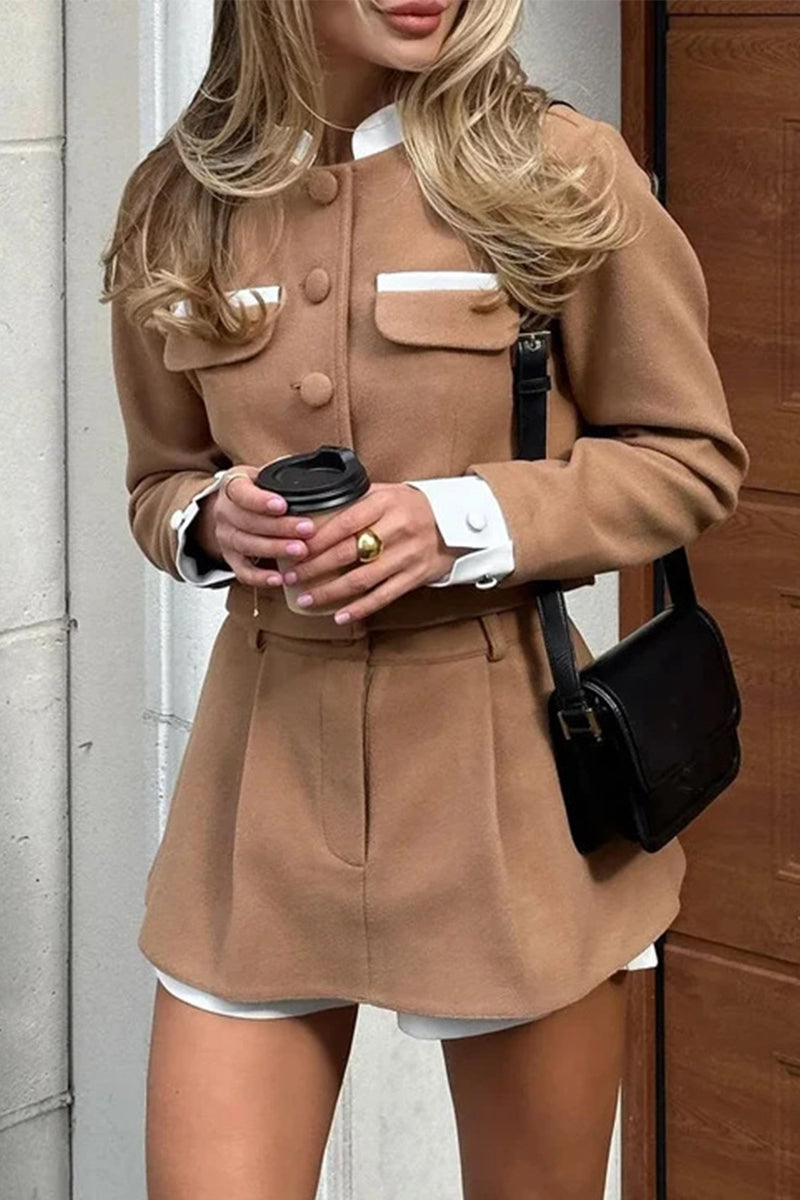 Celebridades - Conjunto de dos piezas con cuello mandarín, manga larga y bolsillos lisos en contraste