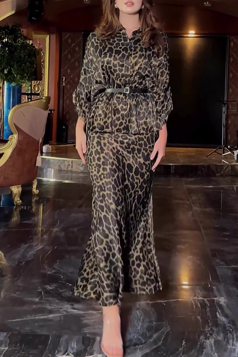 Elegante conjunto de dos piezas de leopardo con cinturón, cuello vuelto y manga larga