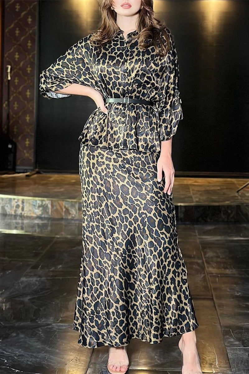 Elegante conjunto de dos piezas de leopardo con cinturón, cuello vuelto y manga larga
