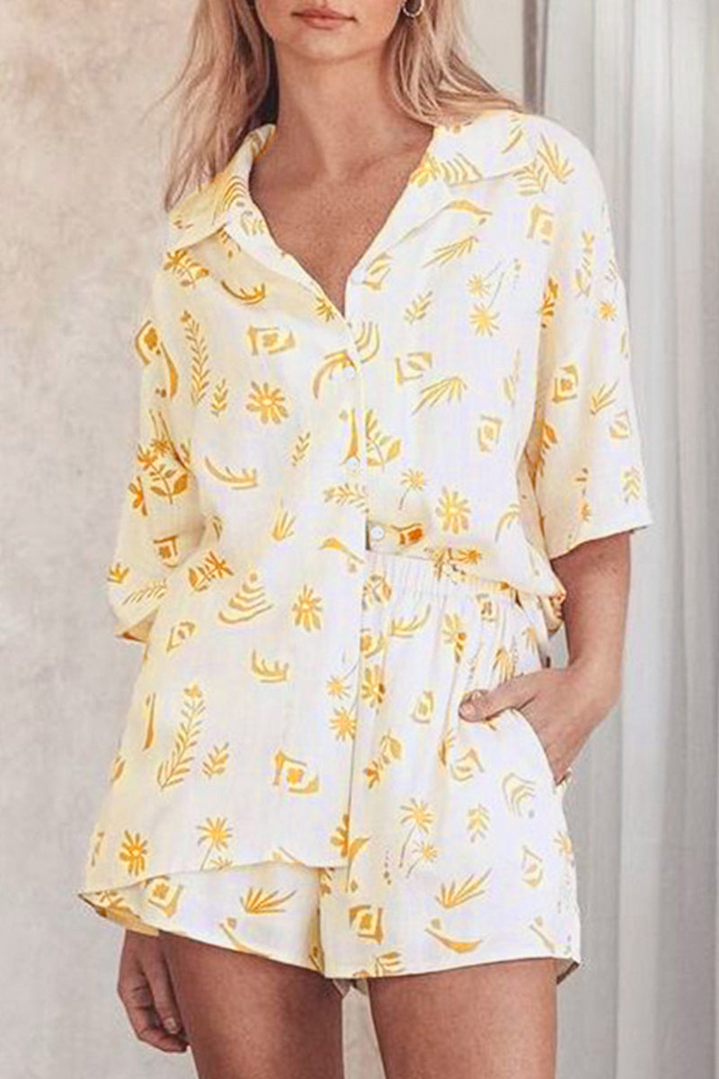 Conjunto informal de dos piezas con cuello vuelto, media manga y bolsillo floral