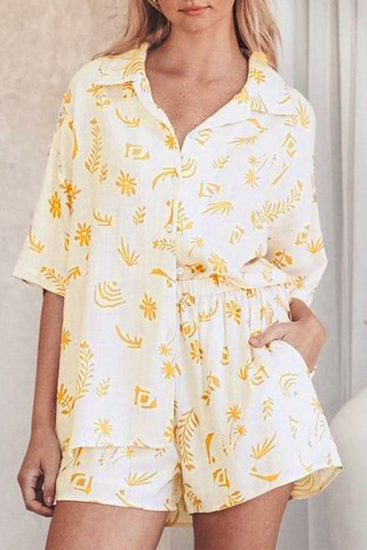 Conjunto informal de dos piezas con cuello vuelto, media manga y bolsillo floral