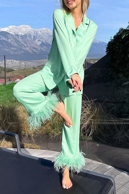 Conjunto informal de dos piezas con cuello vuelto, plumas lisas y manga larga