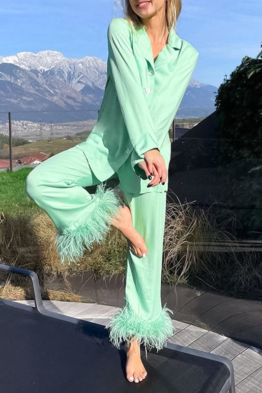 Conjunto informal de dos piezas con cuello vuelto, plumas lisas y manga larga