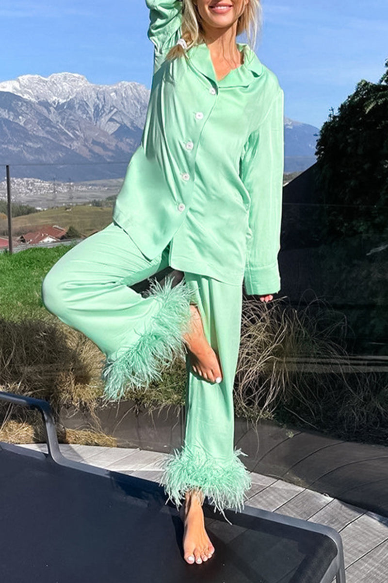 Conjunto informal de dos piezas con cuello vuelto, plumas lisas y manga larga