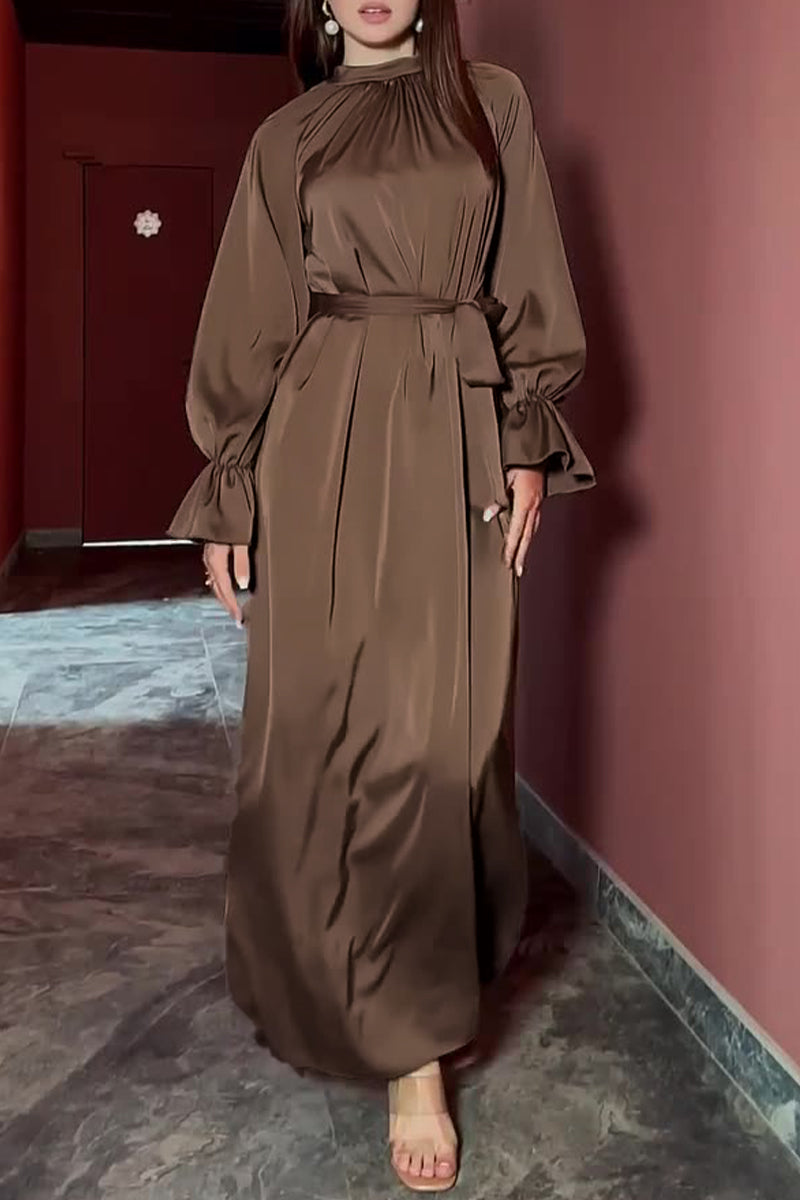 Elegante vestido de línea A con cuello alto y media manga con banda sólida