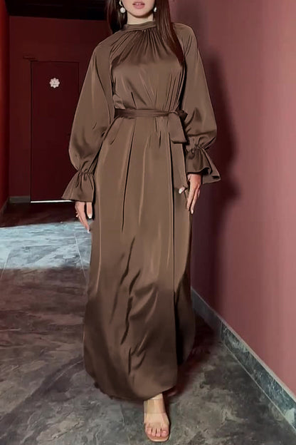 Elegante vestido de línea A con cuello alto y media manga con banda sólida