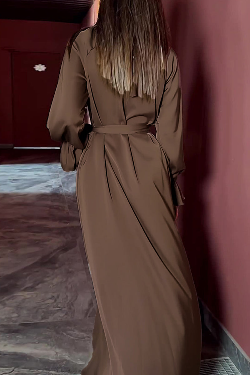 Elegante vestido de línea A con cuello alto y media manga con banda sólida