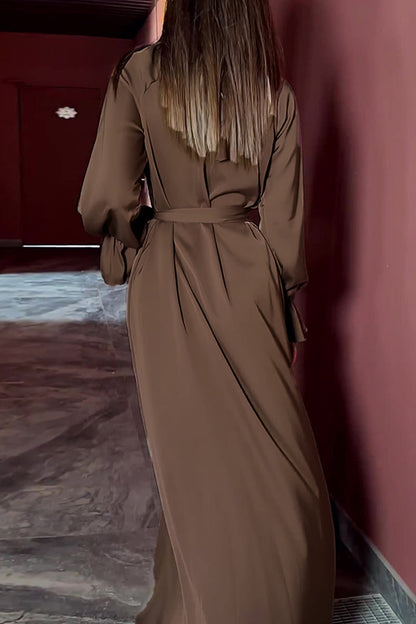 Elegante vestido de línea A con cuello alto y media manga con banda sólida