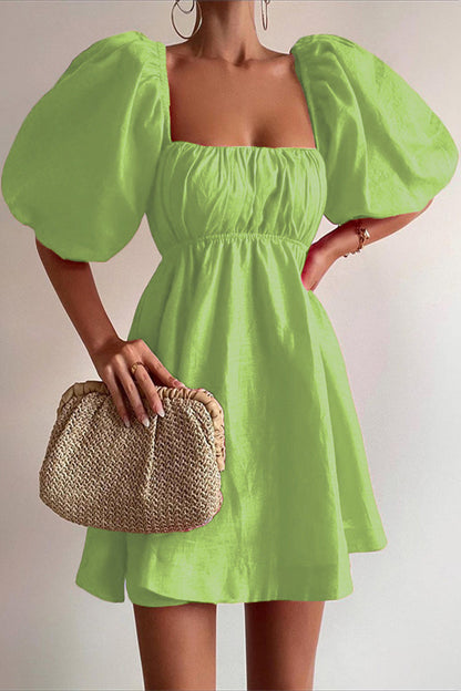 Vestido sexy de manga corta con cuello cuadrado y pliegues sólidos