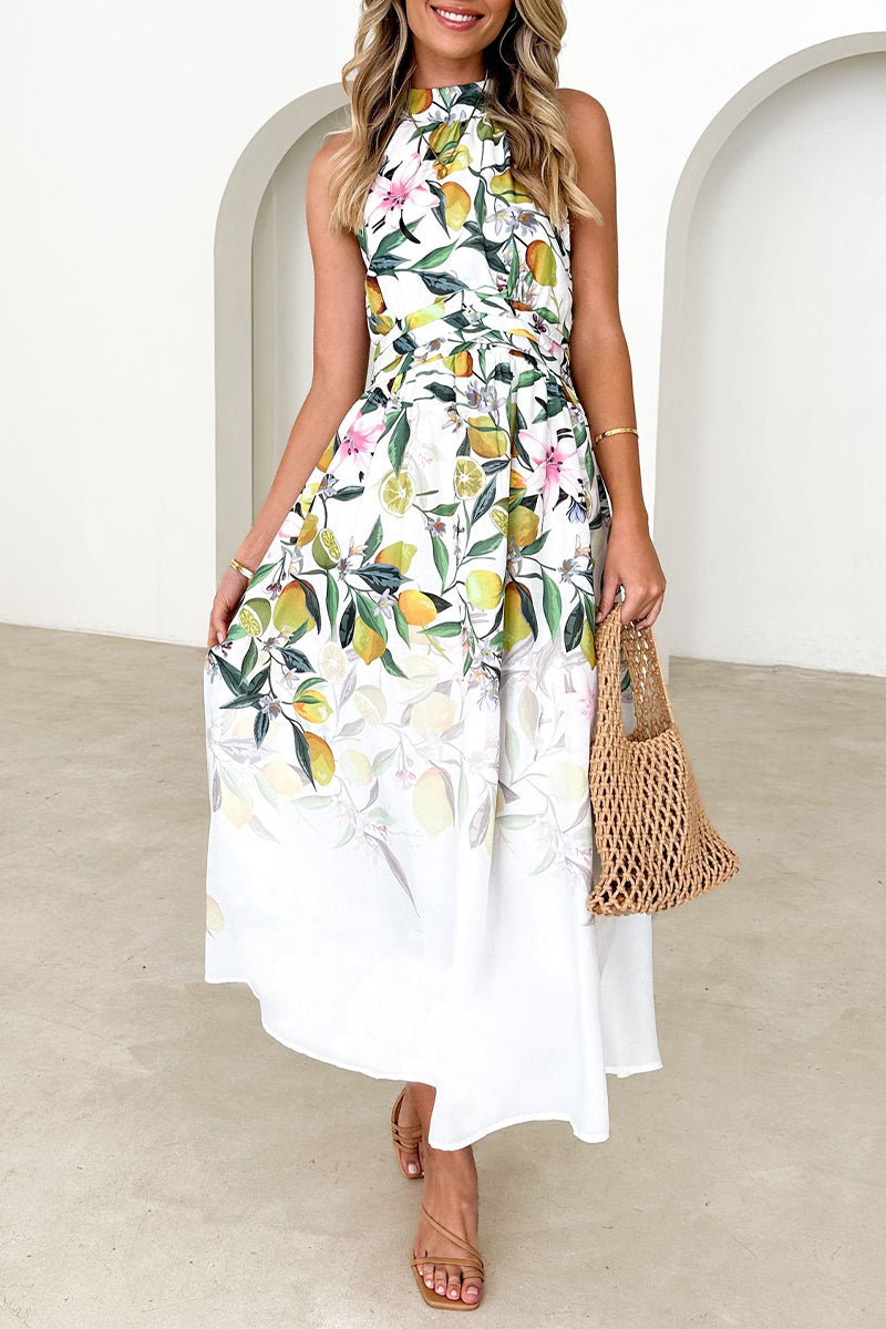 Vestido vintage elegante con estampado de flores y frutas, cuello halter y pliegues.