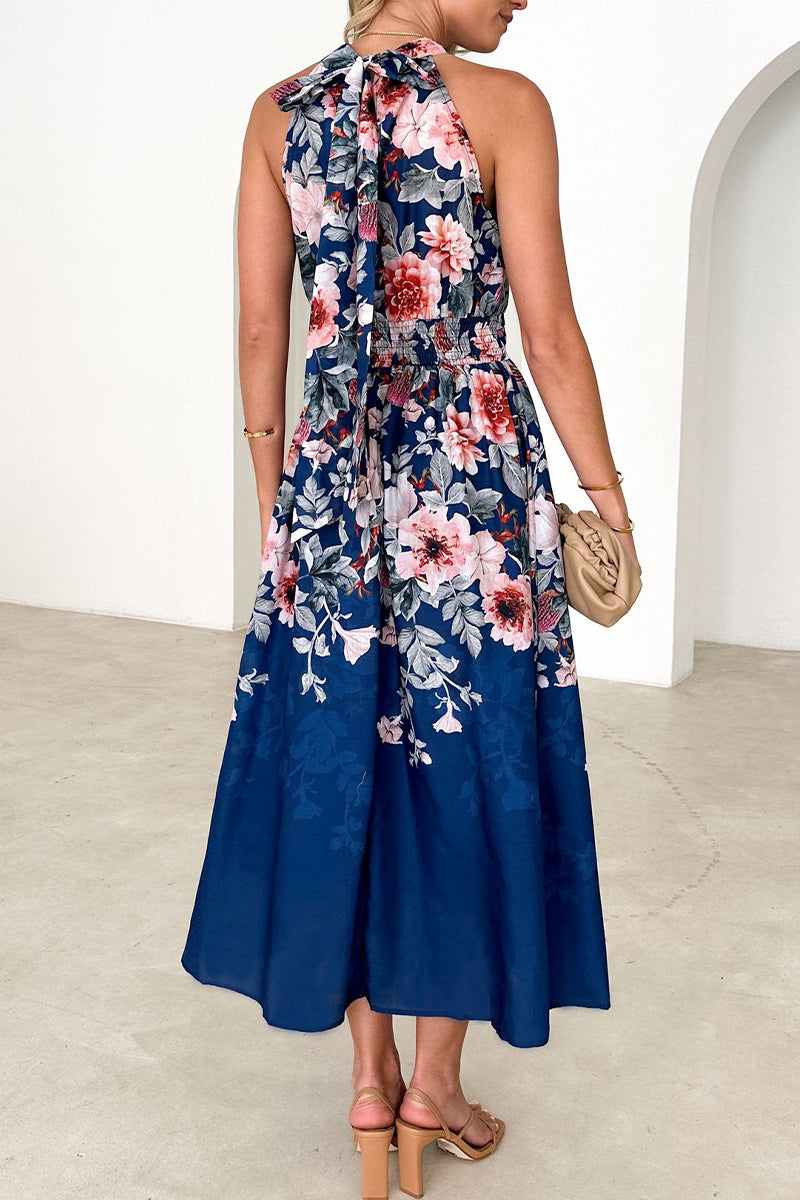Vestido vintage elegante con estampado de flores y frutas, cuello halter y pliegues.