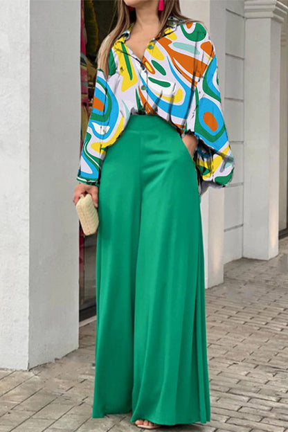 Elegante conjunto de dos piezas con cuello vuelto y bolsillo floral