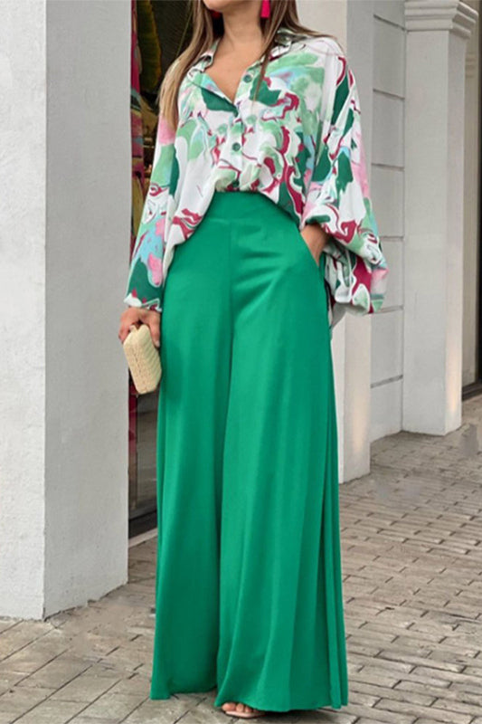 Elegante conjunto de dos piezas con cuello vuelto y bolsillo floral