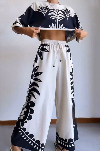 Conjunto informal de dos piezas con cuello redondo, manga corta y estampado floral