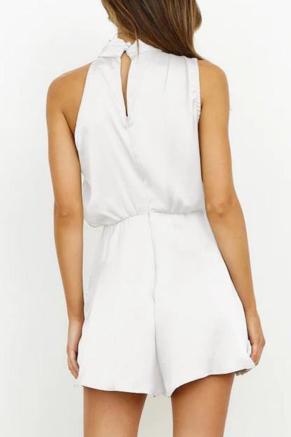 Mono elegante con cuello halter y pliegues sólidos