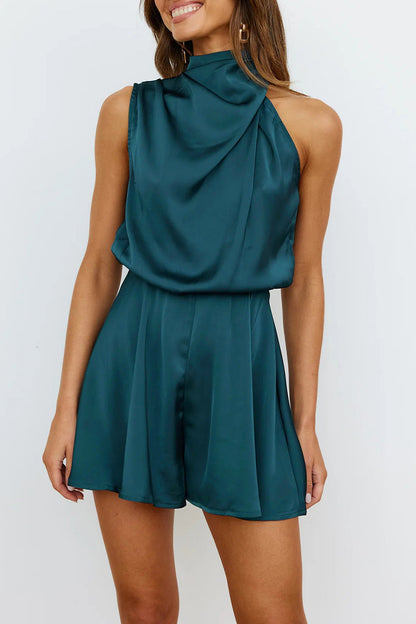 Mono elegante con cuello halter y pliegues sólidos