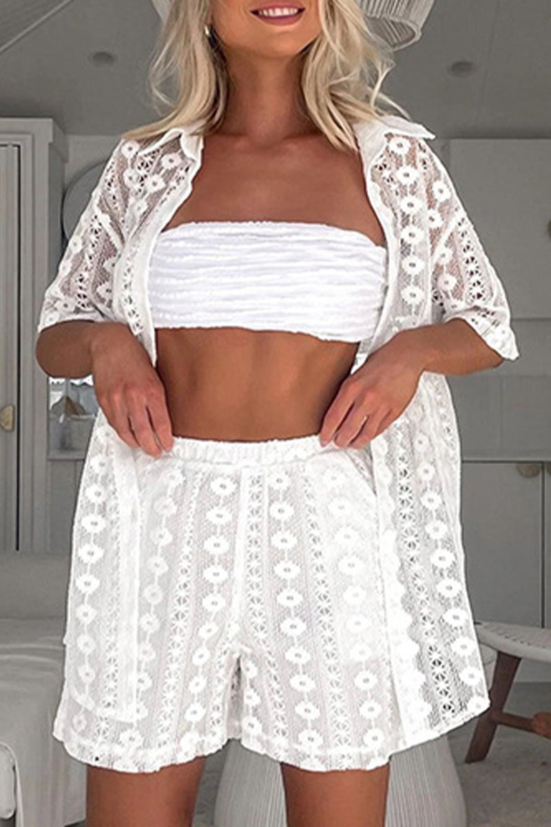 Conjunto informal de dos piezas con cuello vuelto, manga corta y encaje liso ahuecado