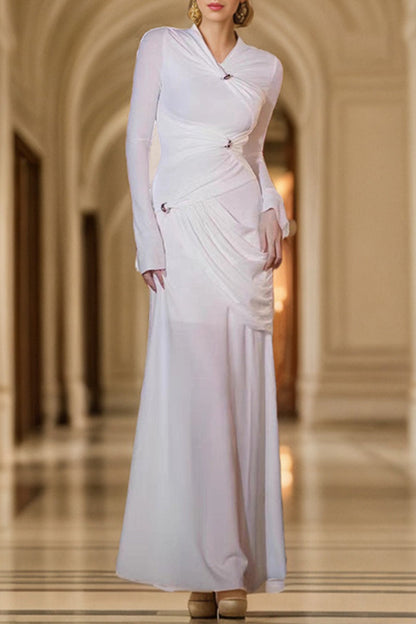 Elegante vestido de noche con cuello redondo y accesorios de metal sólido decorativos