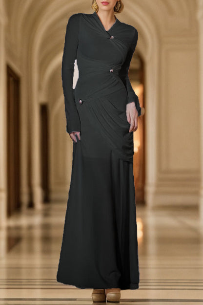 Elegante vestido de noche con cuello redondo y accesorios de metal sólido decorativos