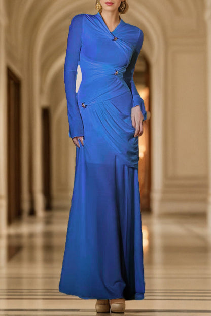Elegante vestido de noche con cuello redondo y accesorios de metal sólido decorativos
