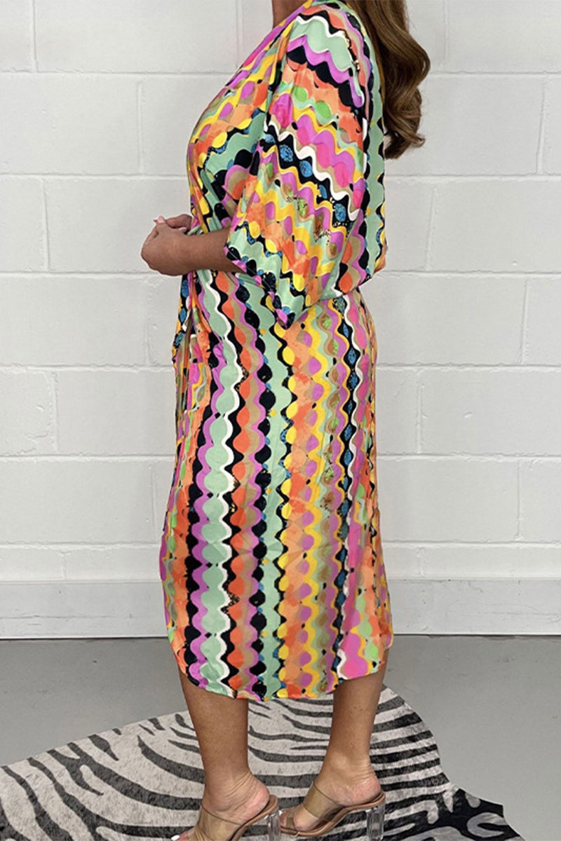Vestido casual con estampado geométrico, cuello en V y pliegues