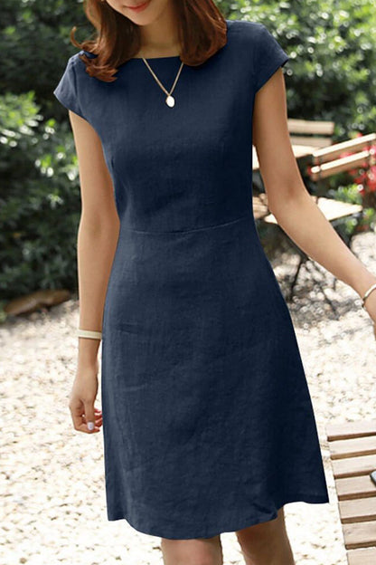 Vestido informal sencillo de color liso con cuello redondo y manga corta