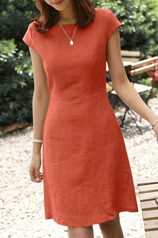 Vestido informal sencillo de color liso con cuello redondo y manga corta