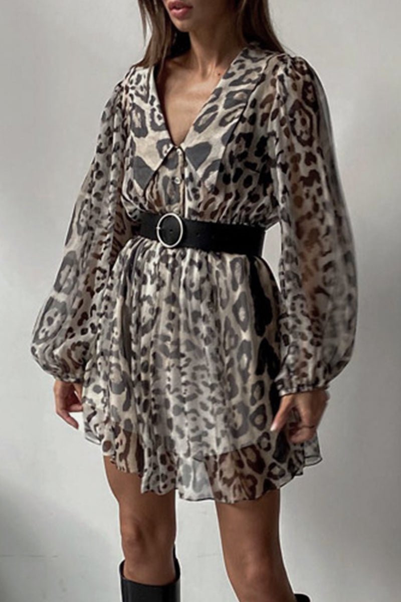 Elegante vestido vintage de corte A con cuello vuelto, retazos de leopardo y cinturón