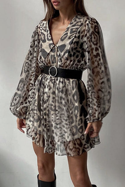 Elegante vestido vintage de corte A con cuello vuelto, retazos de leopardo y cinturón