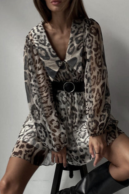 Elegante vestido vintage de corte A con cuello vuelto, retazos de leopardo y cinturón