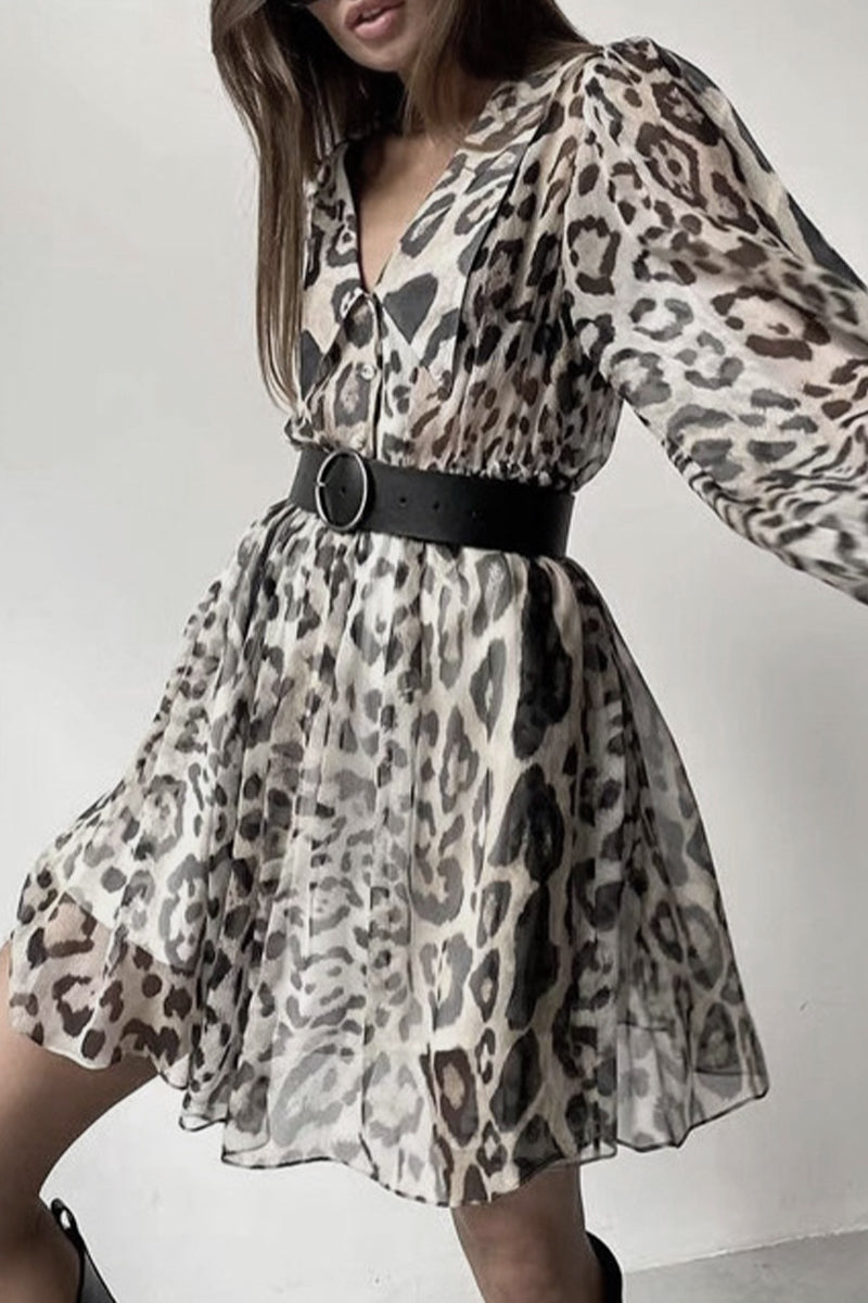 Elegante vestido vintage de corte A con cuello vuelto, retazos de leopardo y cinturón