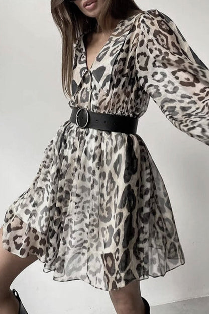 Elegante vestido vintage de corte A con cuello vuelto, retazos de leopardo y cinturón