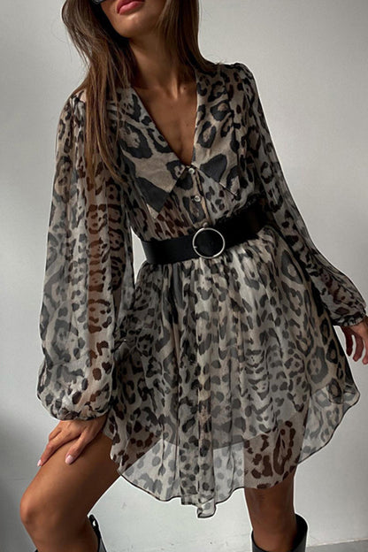 Elegante vestido vintage de corte A con cuello vuelto, retazos de leopardo y cinturón