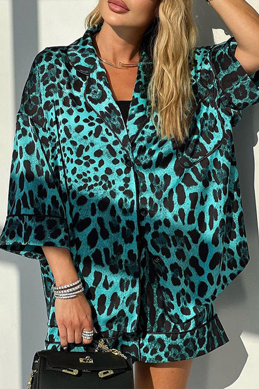 Conjunto de dos piezas con cuello vuelto, media manga y estampado de leopardo y patchwork informal