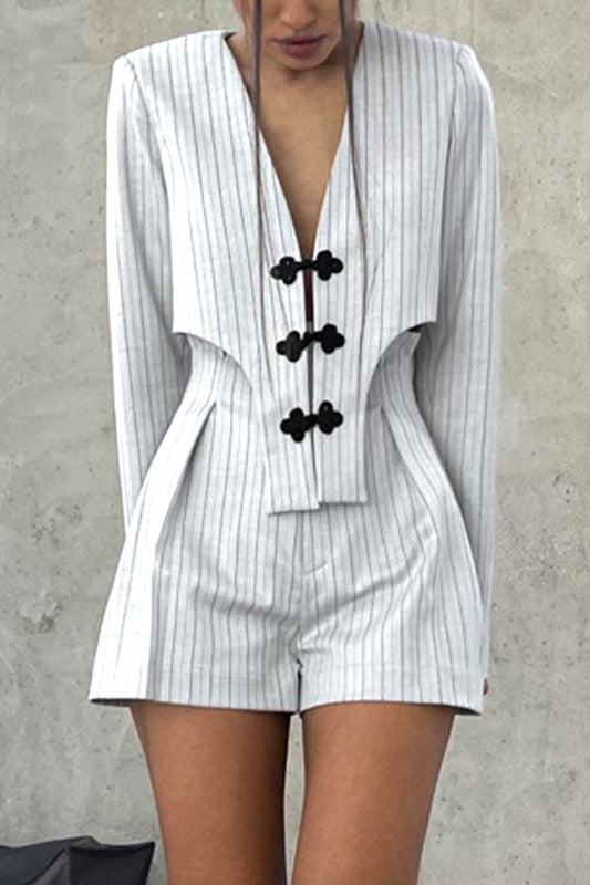 Conjunto informal de dos piezas con cuello en V asimétrico, manga larga y botones a rayas de estilo británico