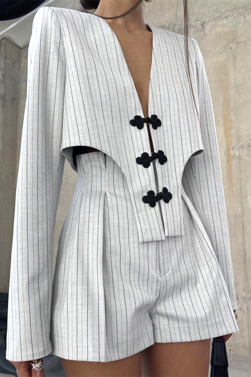 Conjunto informal de dos piezas con cuello en V asimétrico, manga larga y botones a rayas de estilo británico